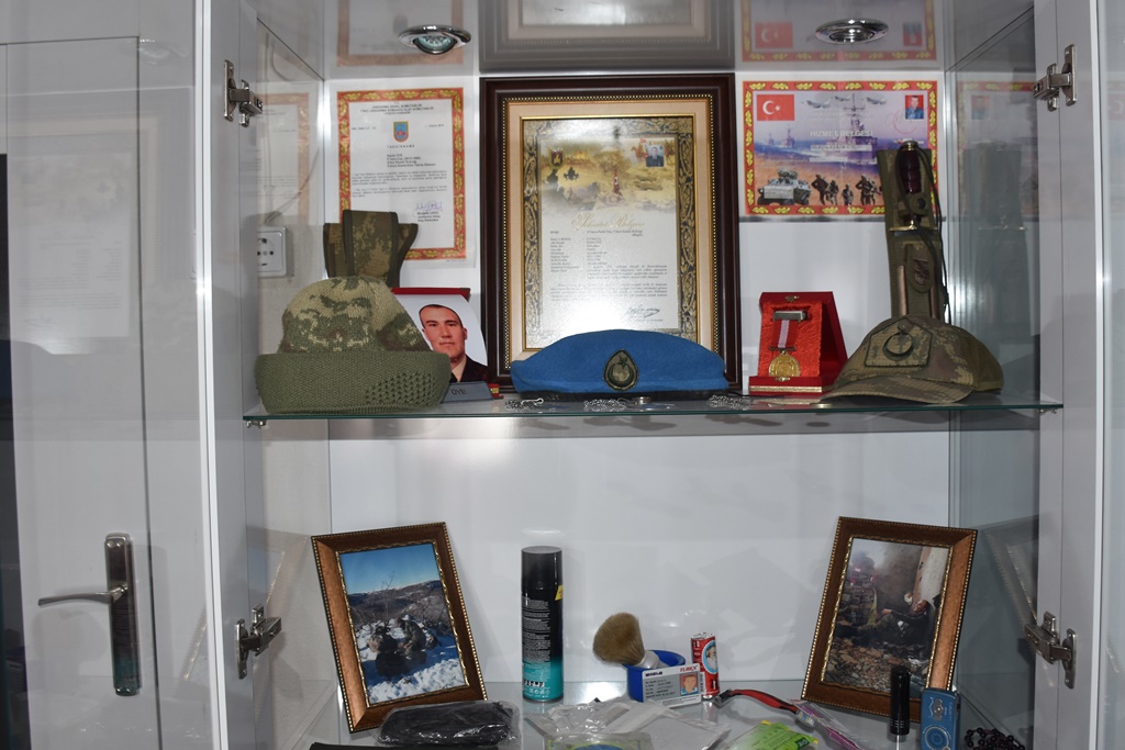 ŞEHİT AİLESİ OĞULLARININ HATIRASINI EVLERİNDE YAŞATIYOR