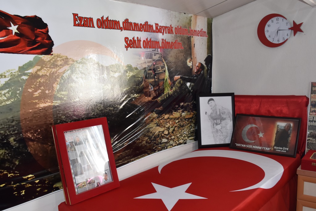 ŞEHİT AİLESİ OĞULLARININ HATIRASINI EVLERİNDE YAŞATIYOR