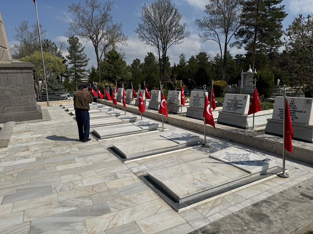 AFYON'DA ŞEHİTLİKLER ZİYARET EDİLDİ