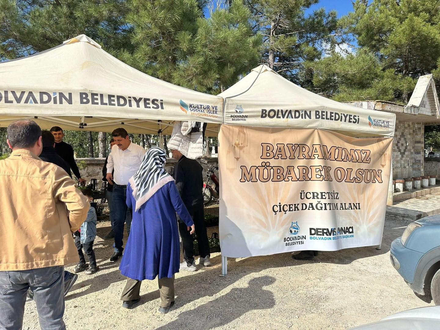 BAŞKAN AYNACI KABİRDE VATANDAŞLARLA BULUŞTU ÇİÇEK DAĞITTI