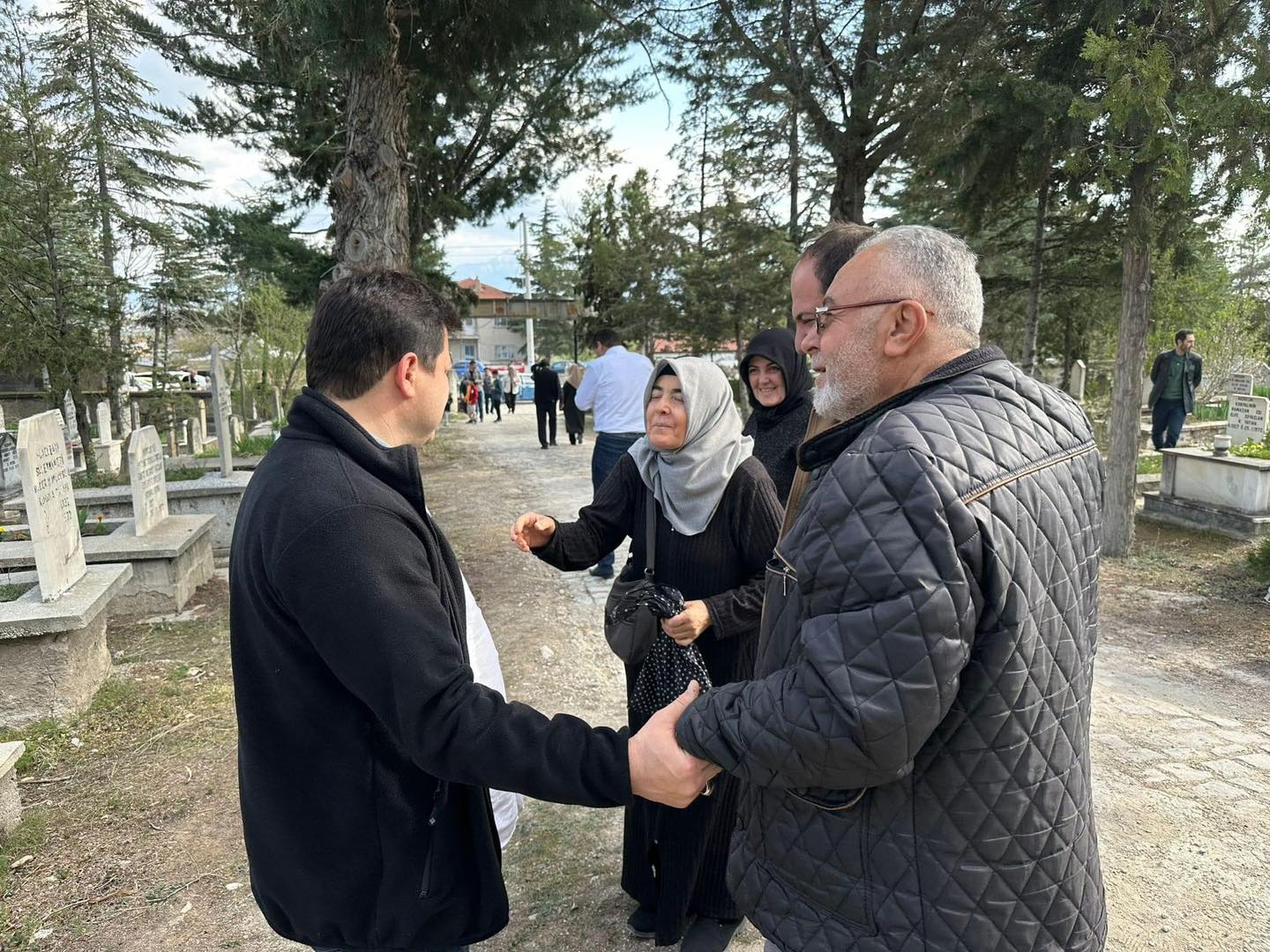 BAŞKAN AYNACI KABİRDE VATANDAŞLARLA BULUŞTU ÇİÇEK DAĞITTI