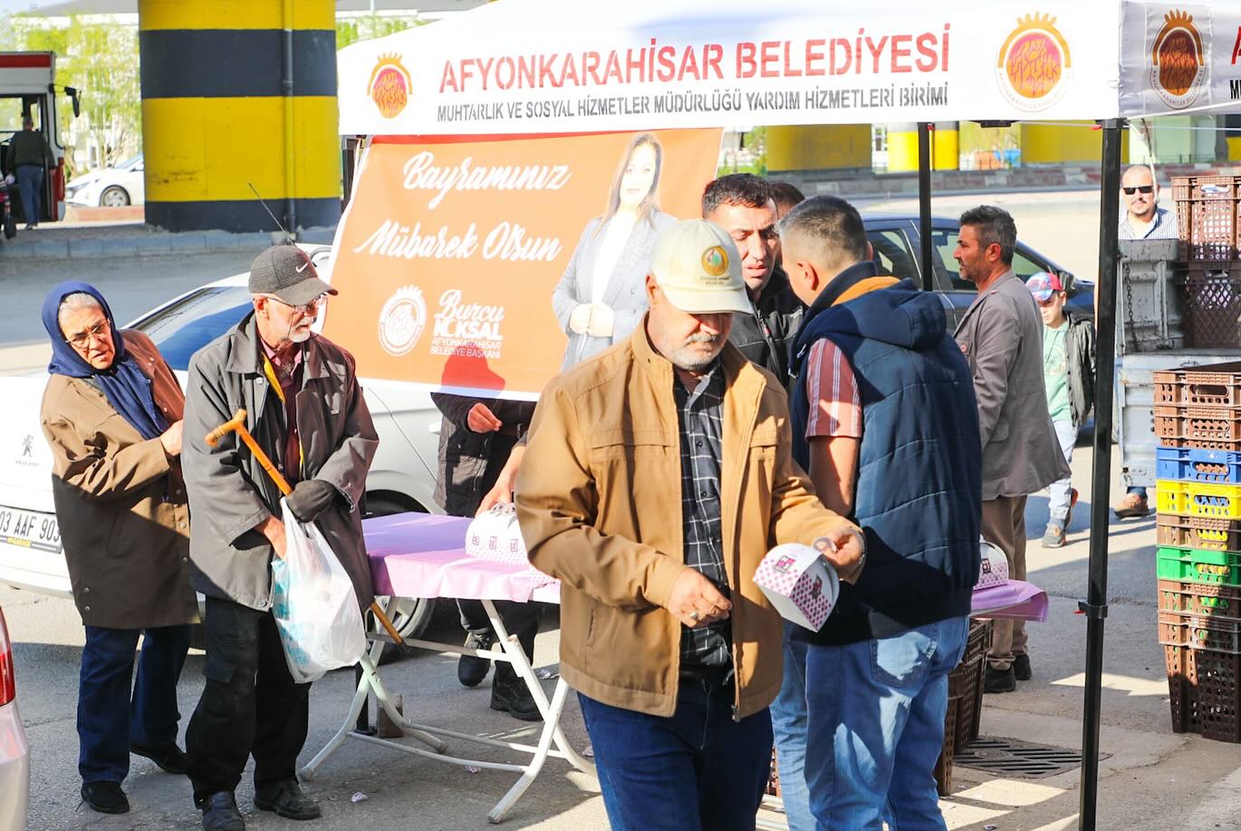 Afyonkarahisar Belediyesi Ramazan Bayramı Öncesi Kabir Ziyaretinde Bulunan Vatandaşlara İkramda Bulundu