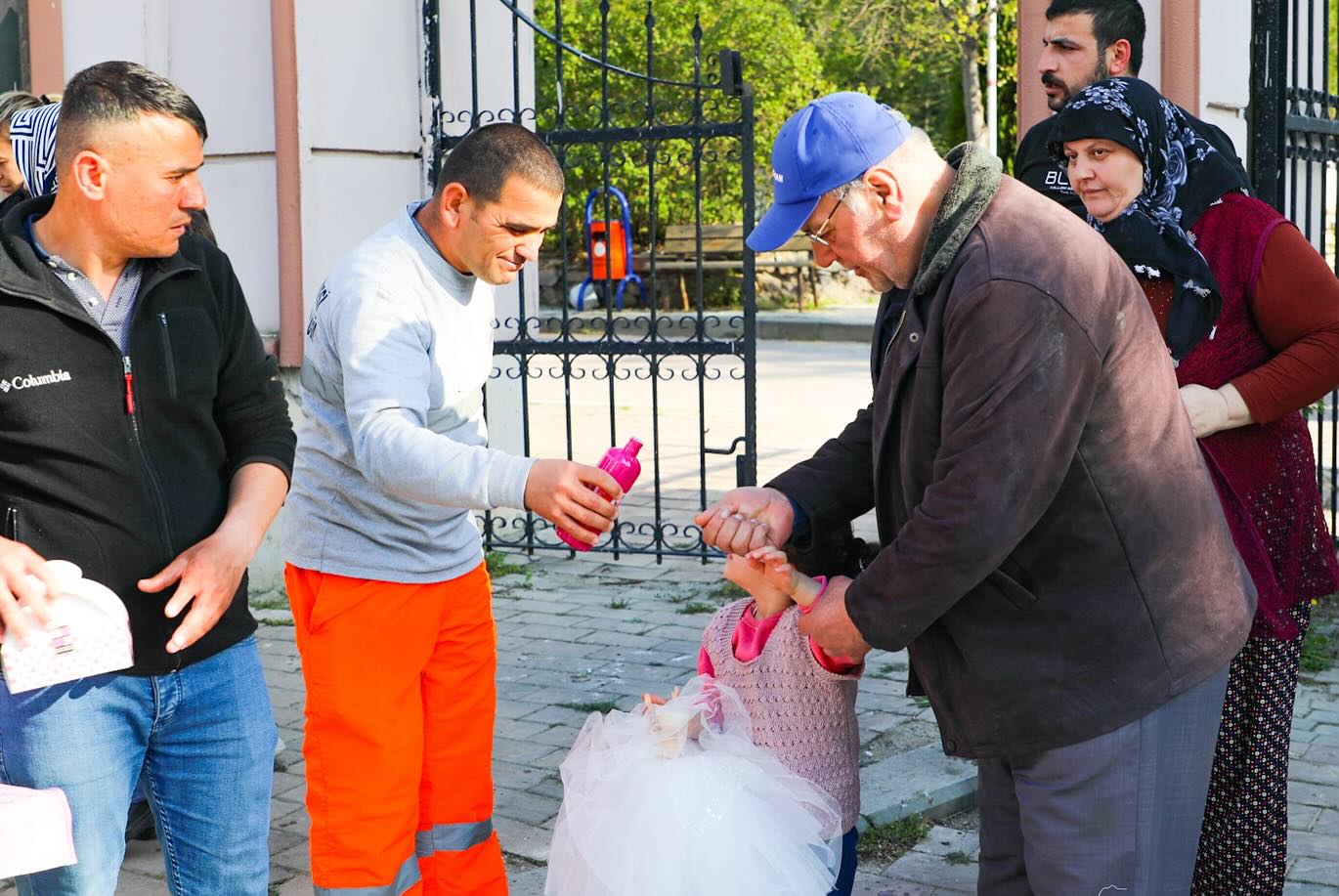 Afyonkarahisar Belediyesi Ramazan Bayramı Öncesi Kabir Ziyaretinde Bulunan Vatandaşlara İkramda Bulundu