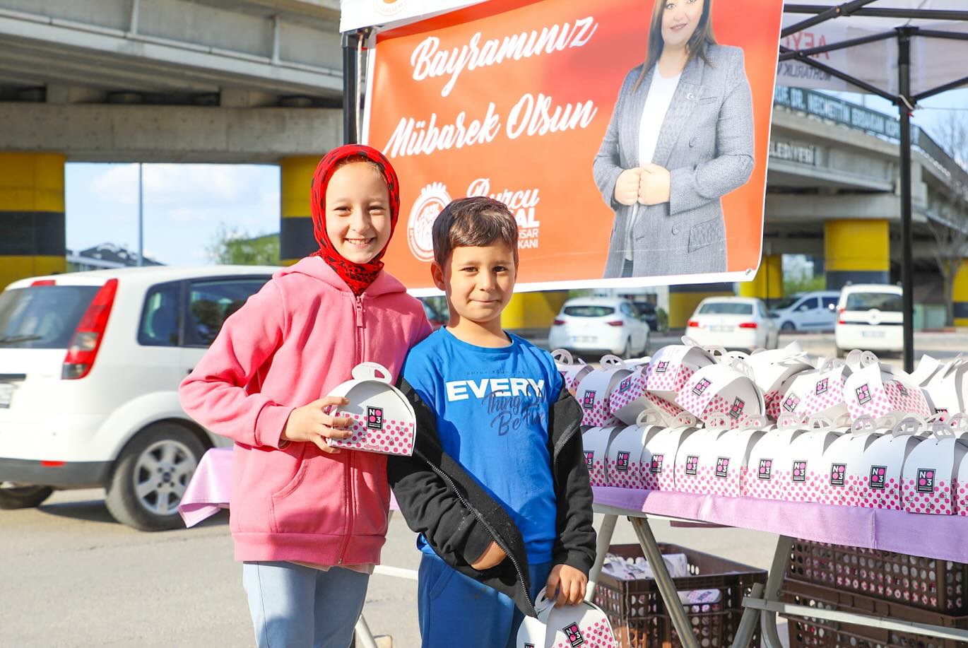 Afyonkarahisar Belediyesi Ramazan Bayramı Öncesi Kabir Ziyaretinde Bulunan Vatandaşlara İkramda Bulundu