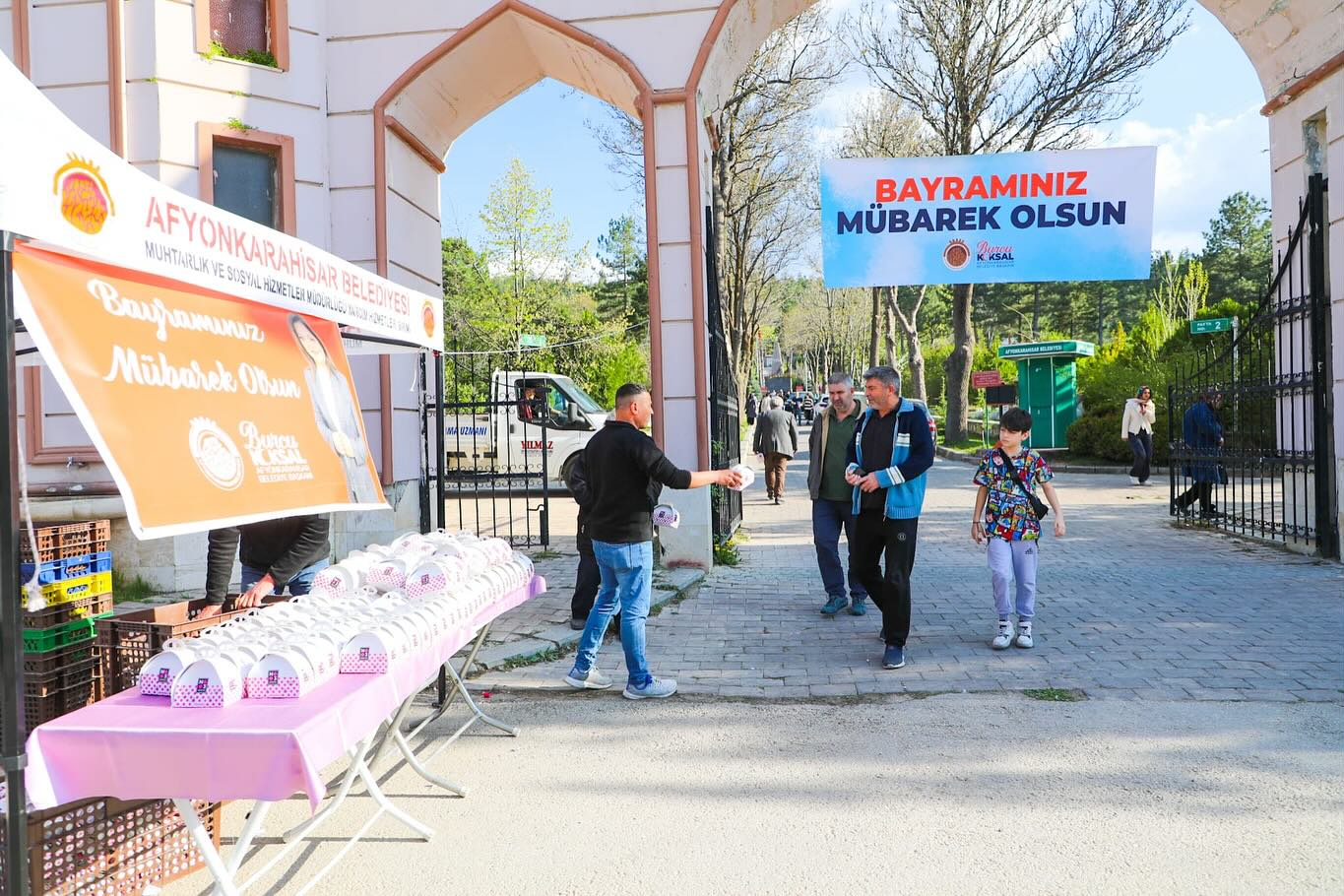Afyonkarahisar Belediyesi Ramazan Bayramı Öncesi Kabir Ziyaretinde Bulunan Vatandaşlara İkramda Bulundu