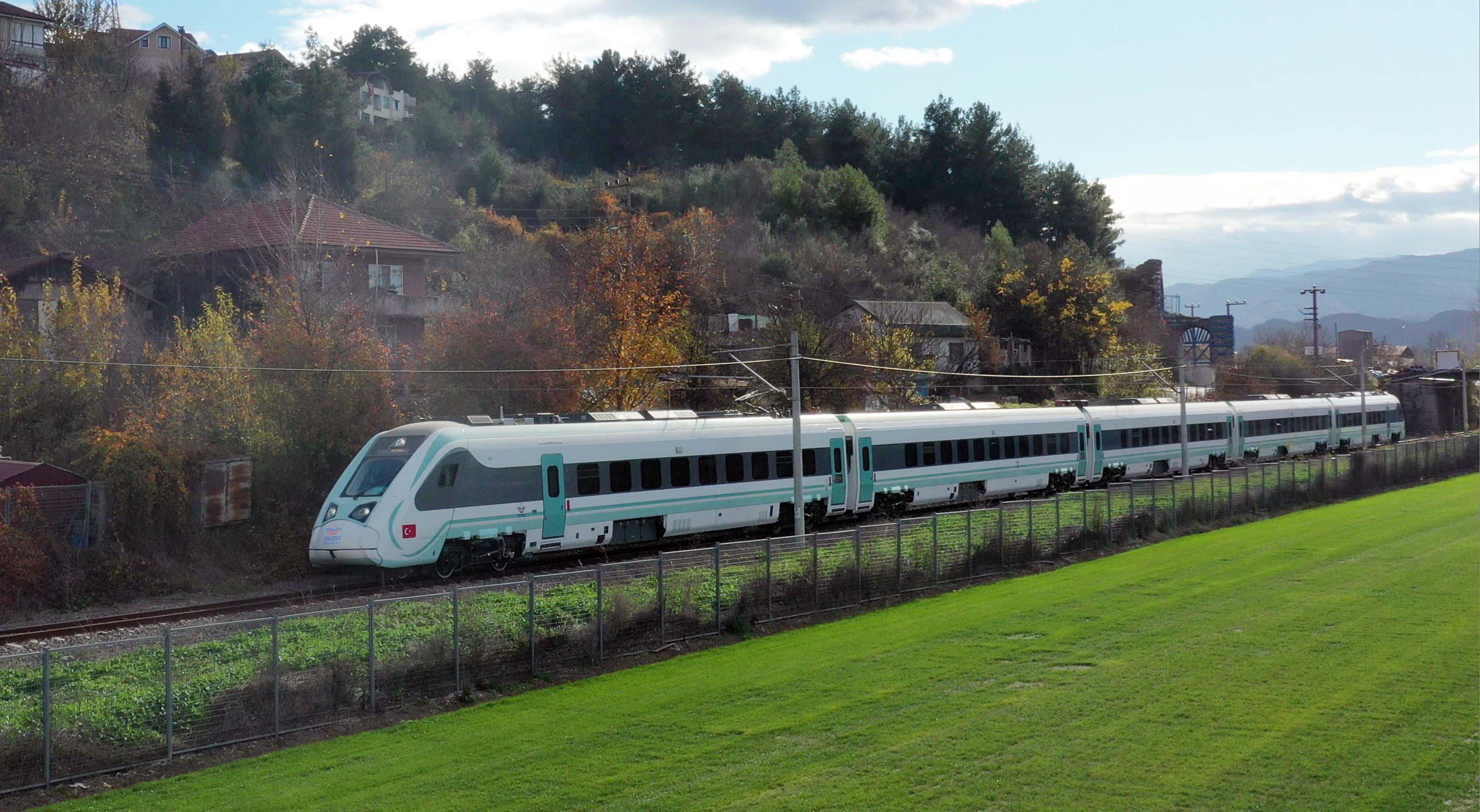 MİLLİ ELEKTRİKLİ TRENİN 3. SETİ RAYLARA ÇIKTI