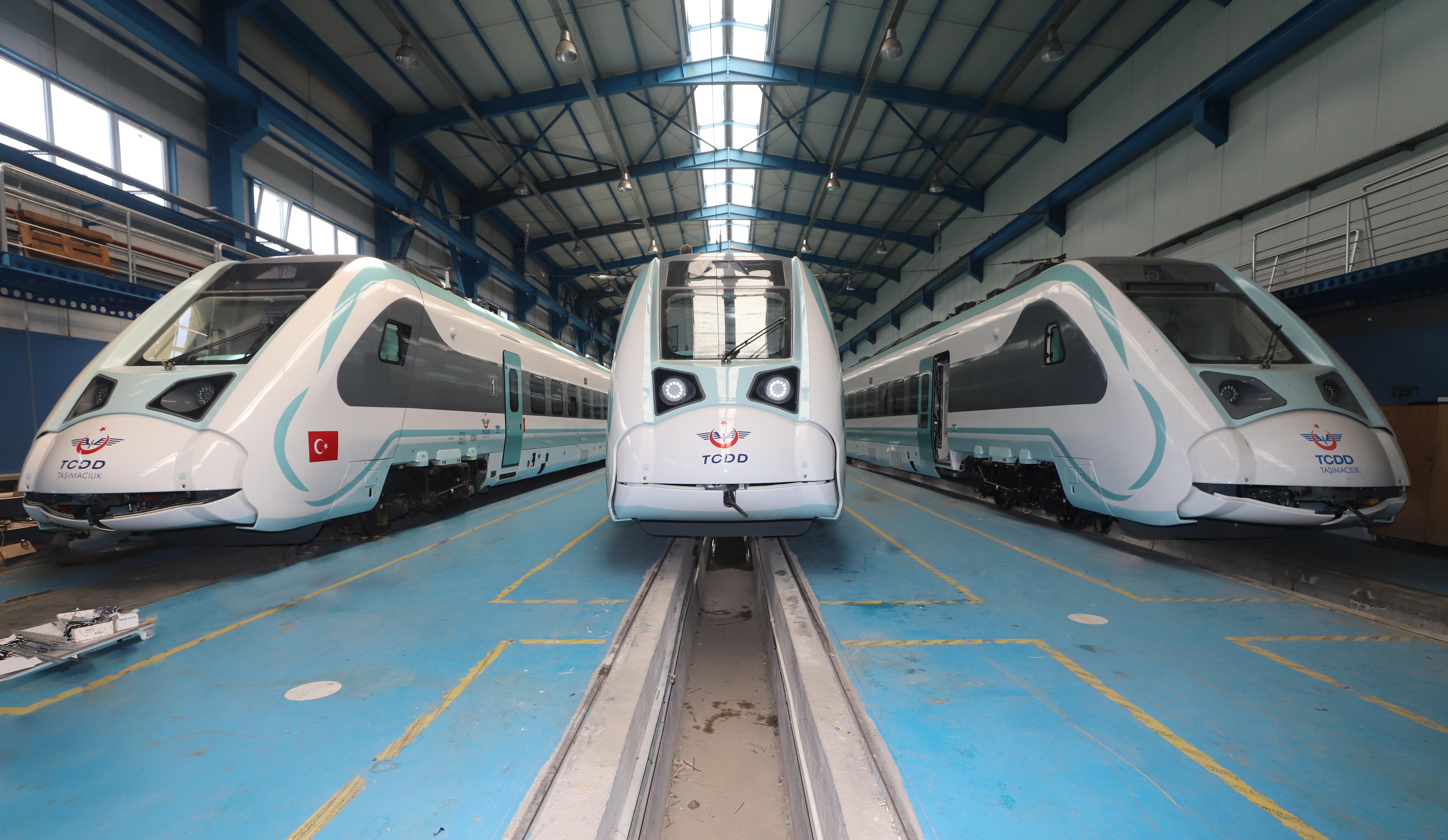MİLLİ ELEKTRİKLİ TRENİN 3. SETİ RAYLARA ÇIKTI