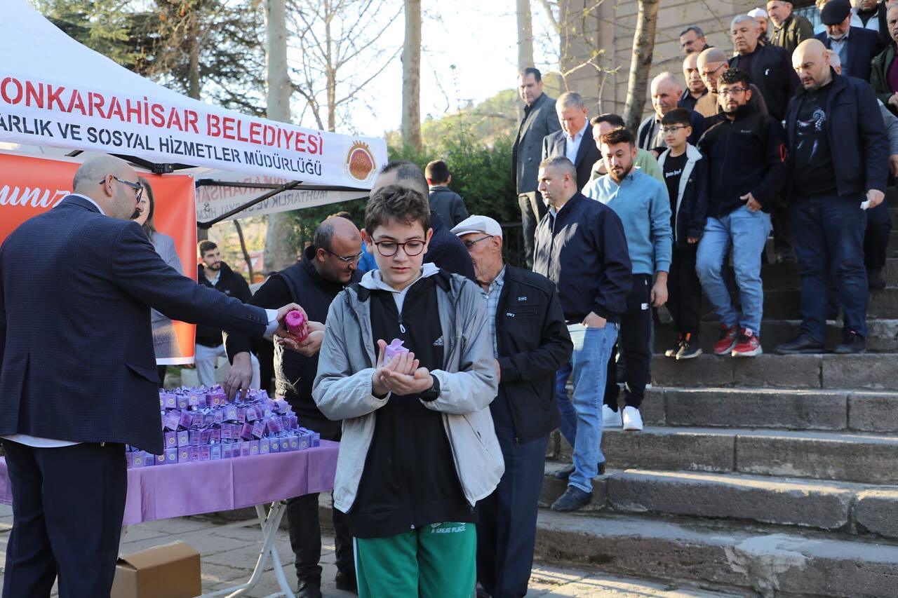 BAYRAM NAMAZI SONRASI İLK İKRAM