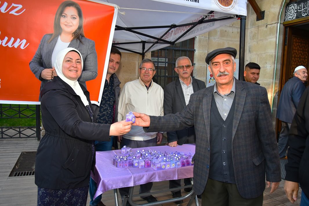 BAYRAM NAMAZI SONRASI İLK İKRAM