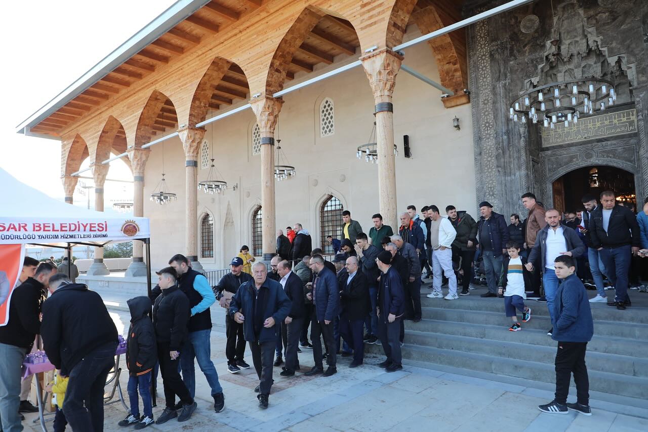 BAYRAM NAMAZI SONRASI İLK İKRAM