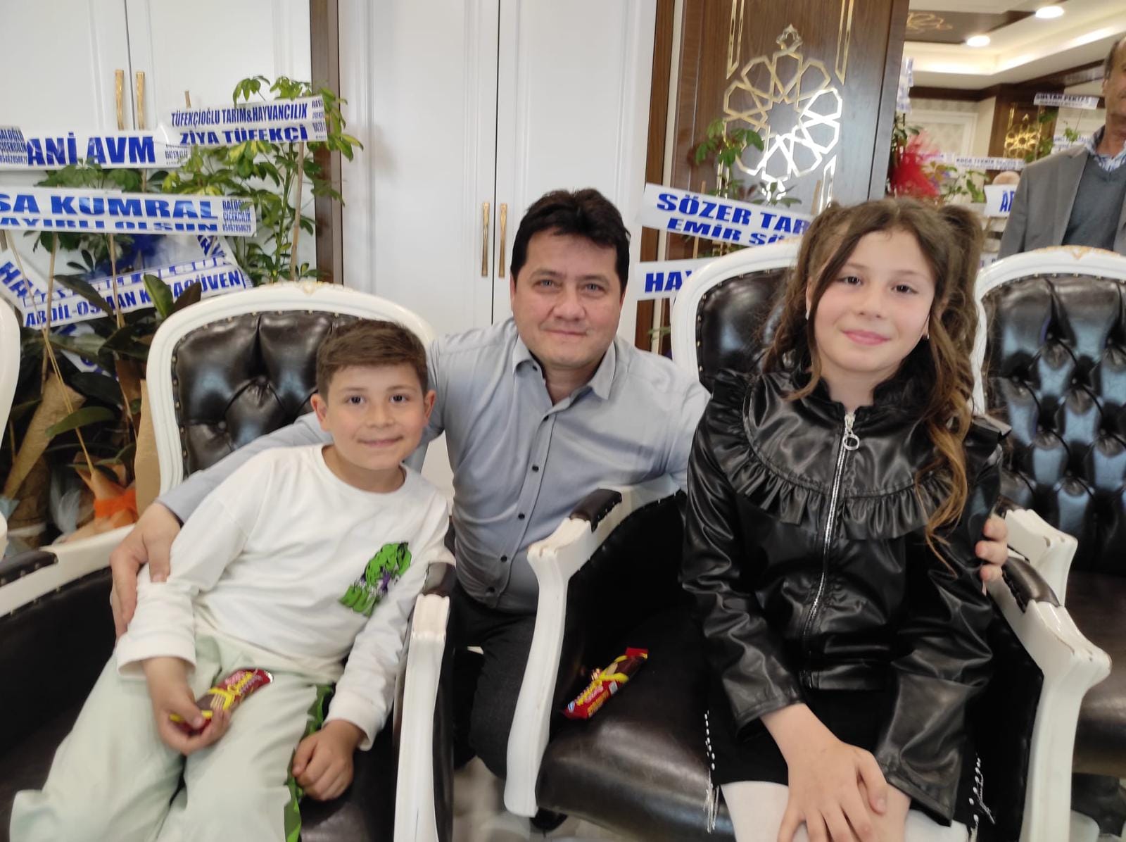 BOLVADİN BELEDİYE BAŞKANI DERVİŞ AYNACI, HEMŞERİLERİYLE BAYRAMLAŞTI