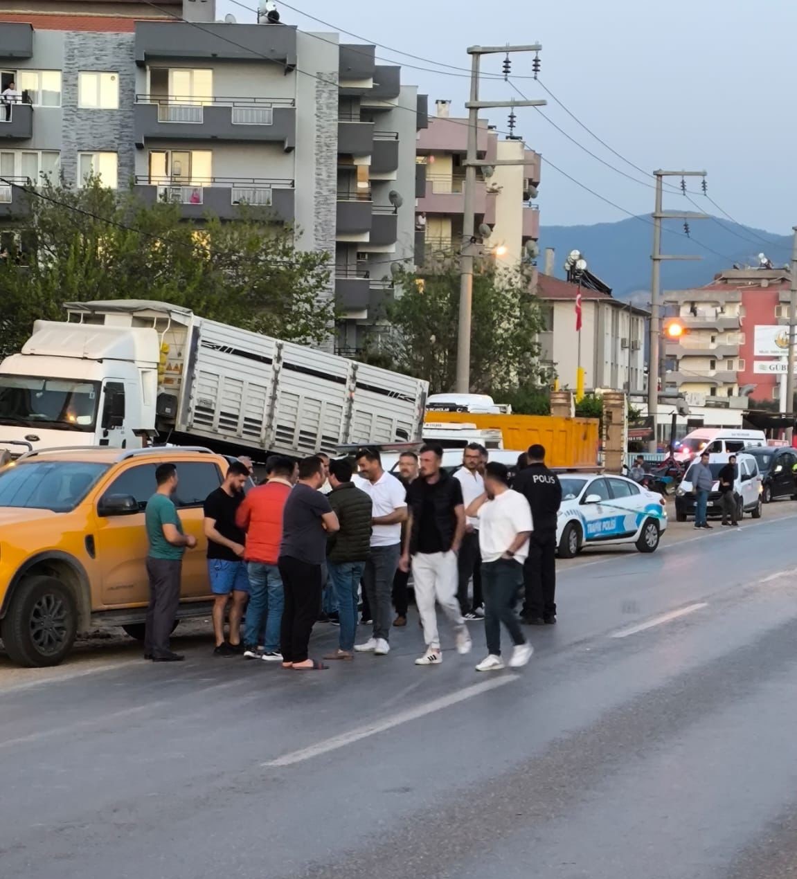 İki Grup Birbirine Girdi, Ortalık Savaş Alanına Döndü