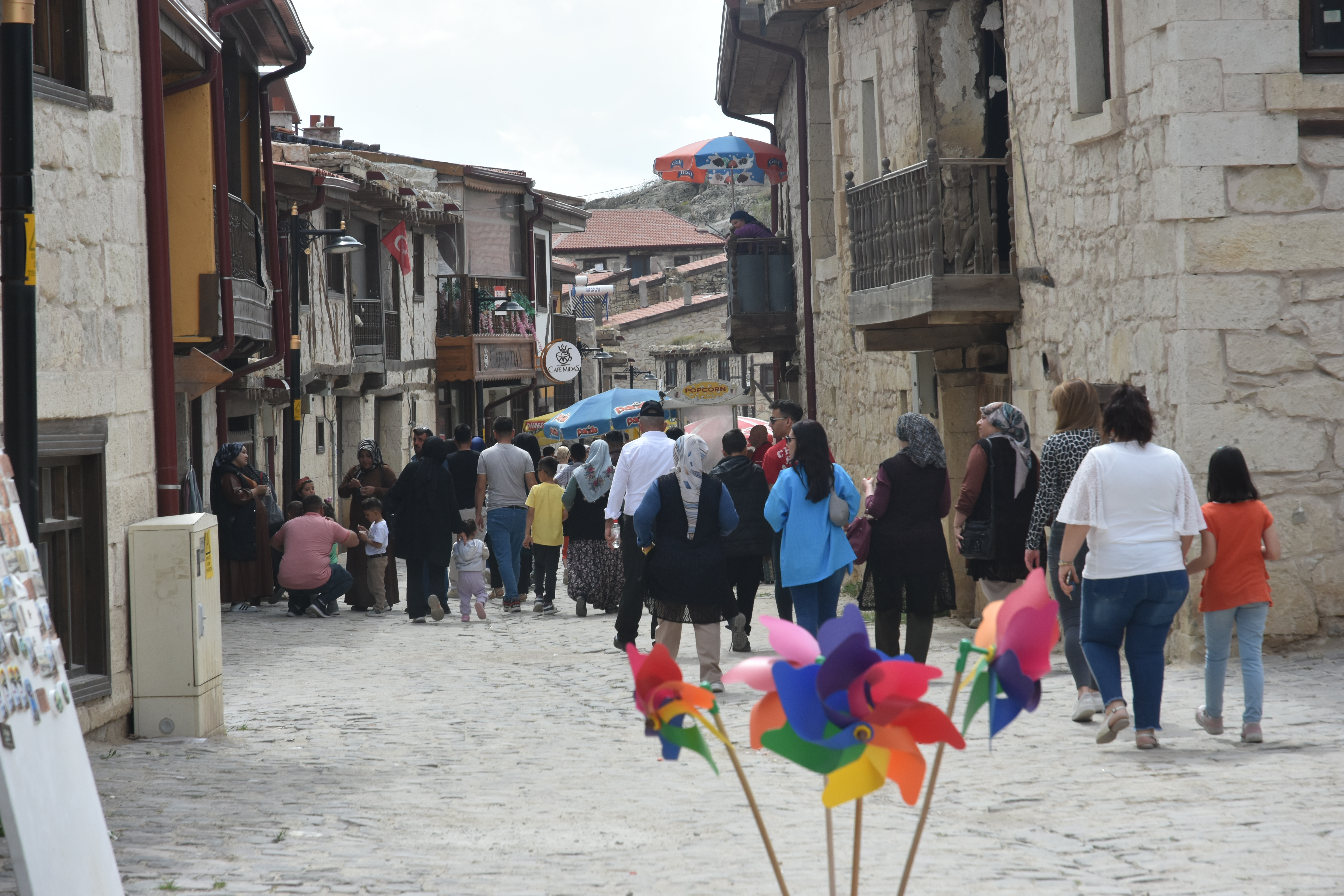 FRİGYA'DA BAYRAM BEREKETİ İĞNE ATSAN YERE DÜŞMÜYOR