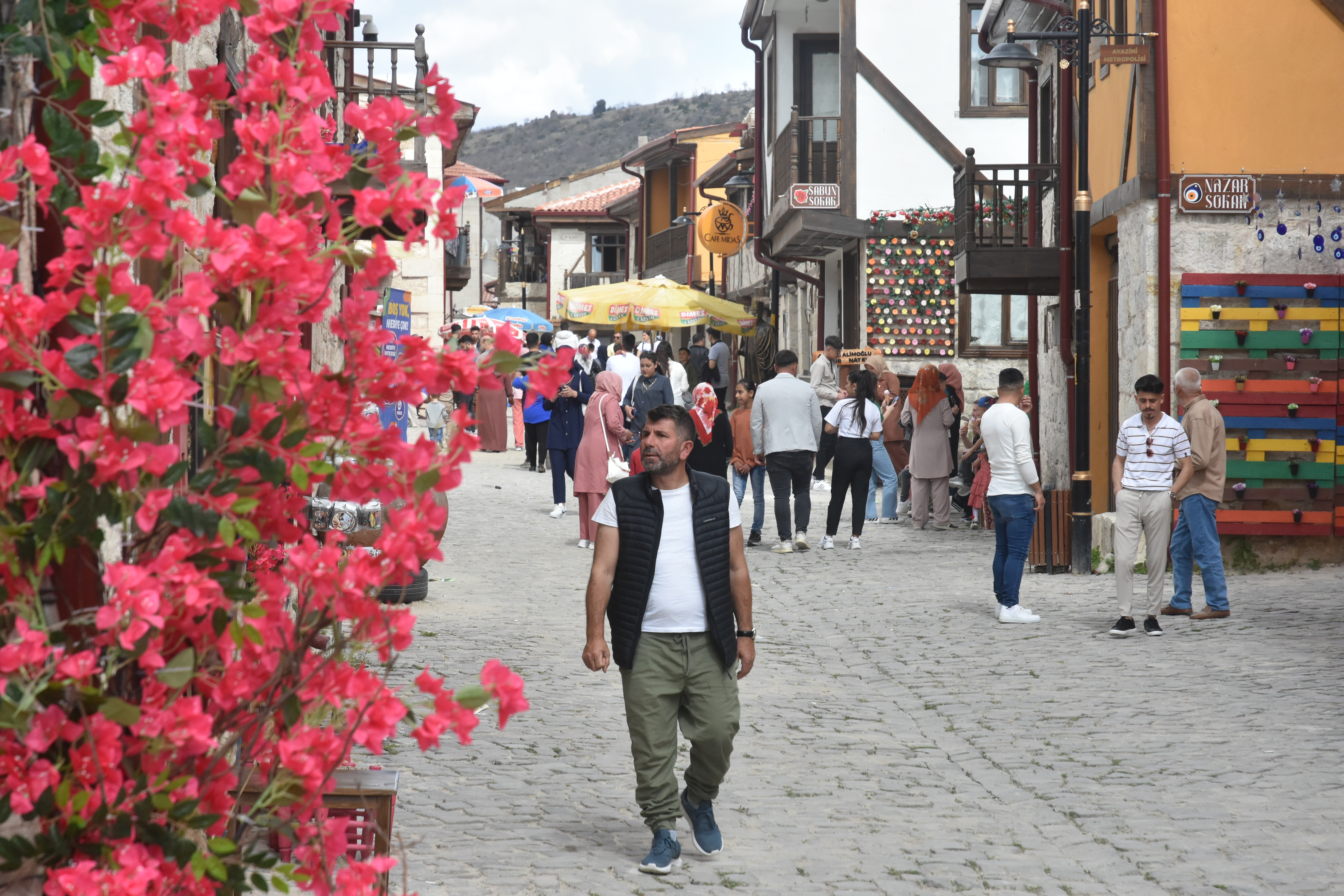 FRİGYA'DA BAYRAM BEREKETİ İĞNE ATSAN YERE DÜŞMÜYOR