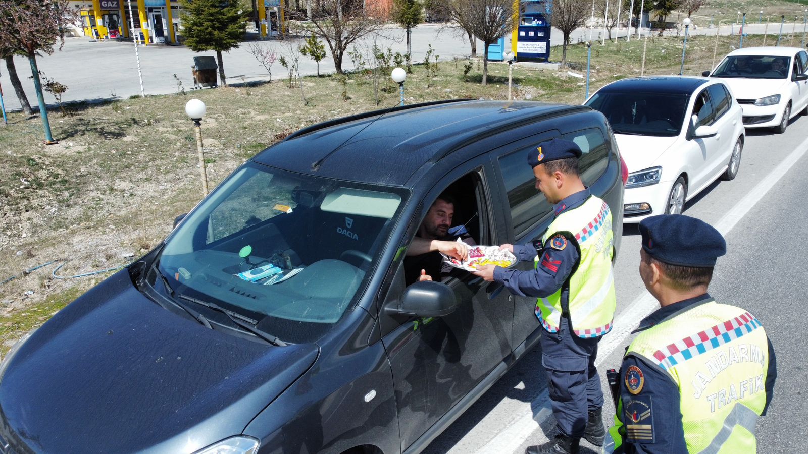 Bolvadin'de Jandarma Ekiplerinden Bayramda Şeker Tadında Karşılama