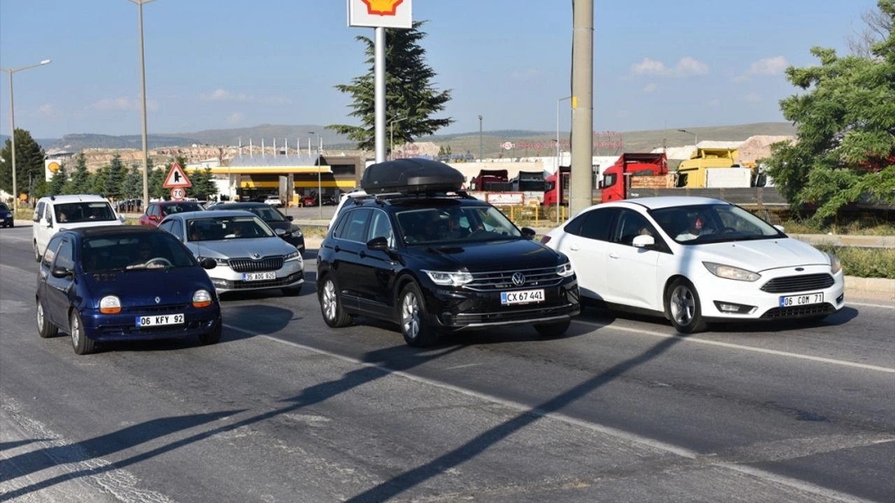 Tatilciler Dönüş Yolunda Afyon'da Trafik Yoğunluğu Başladı