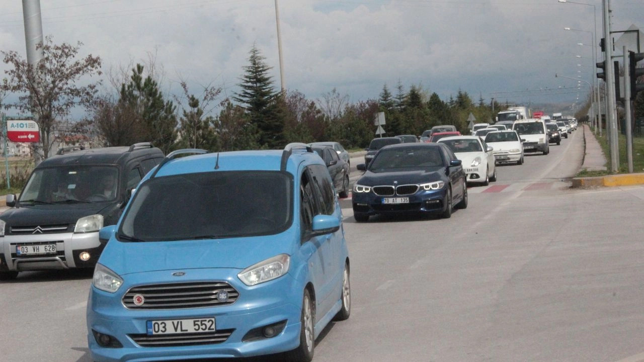 Tatilciler Dönüş Yolunda Afyon'da Trafik Yoğunluğu Başladı