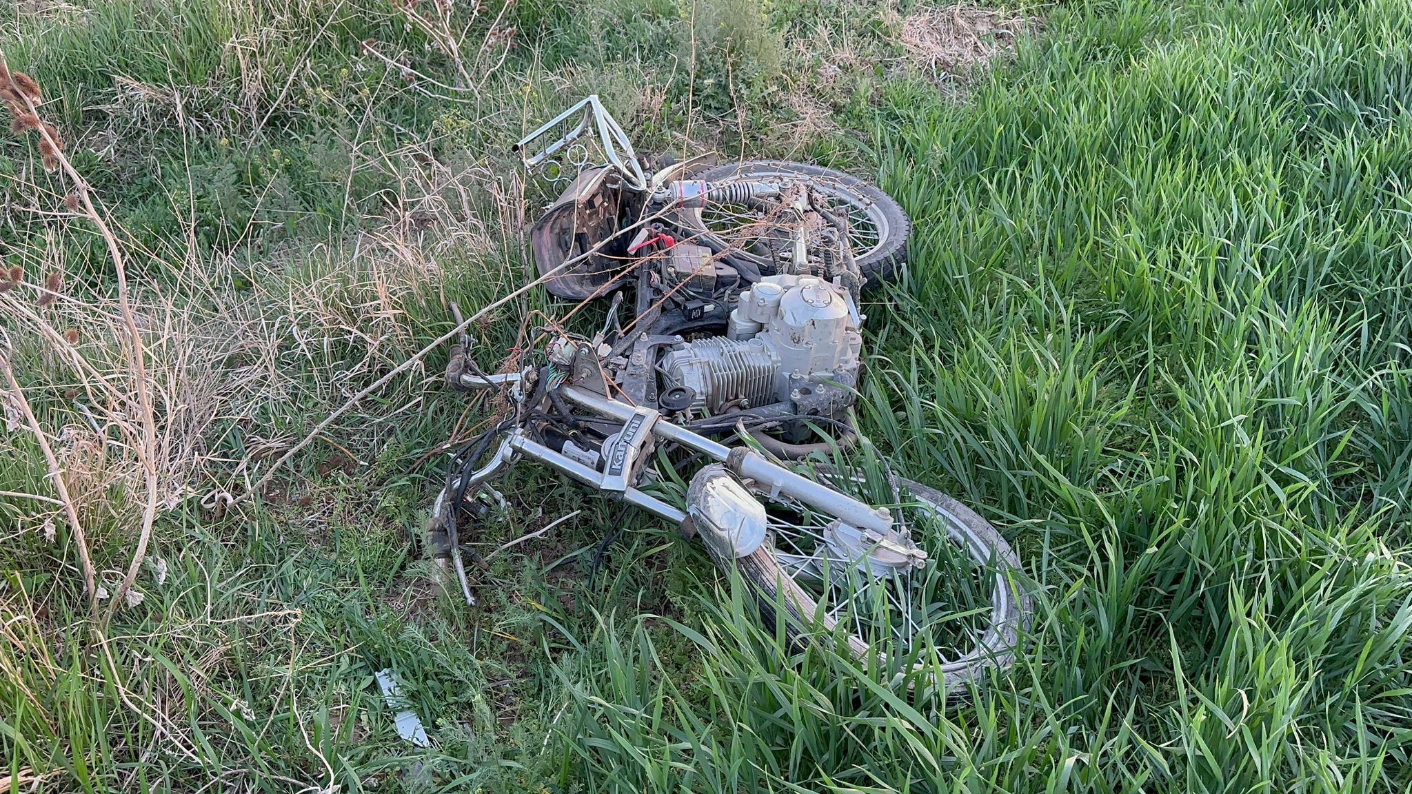 TARLAYA UÇAN MOTORCU AĞIR YARALANDI