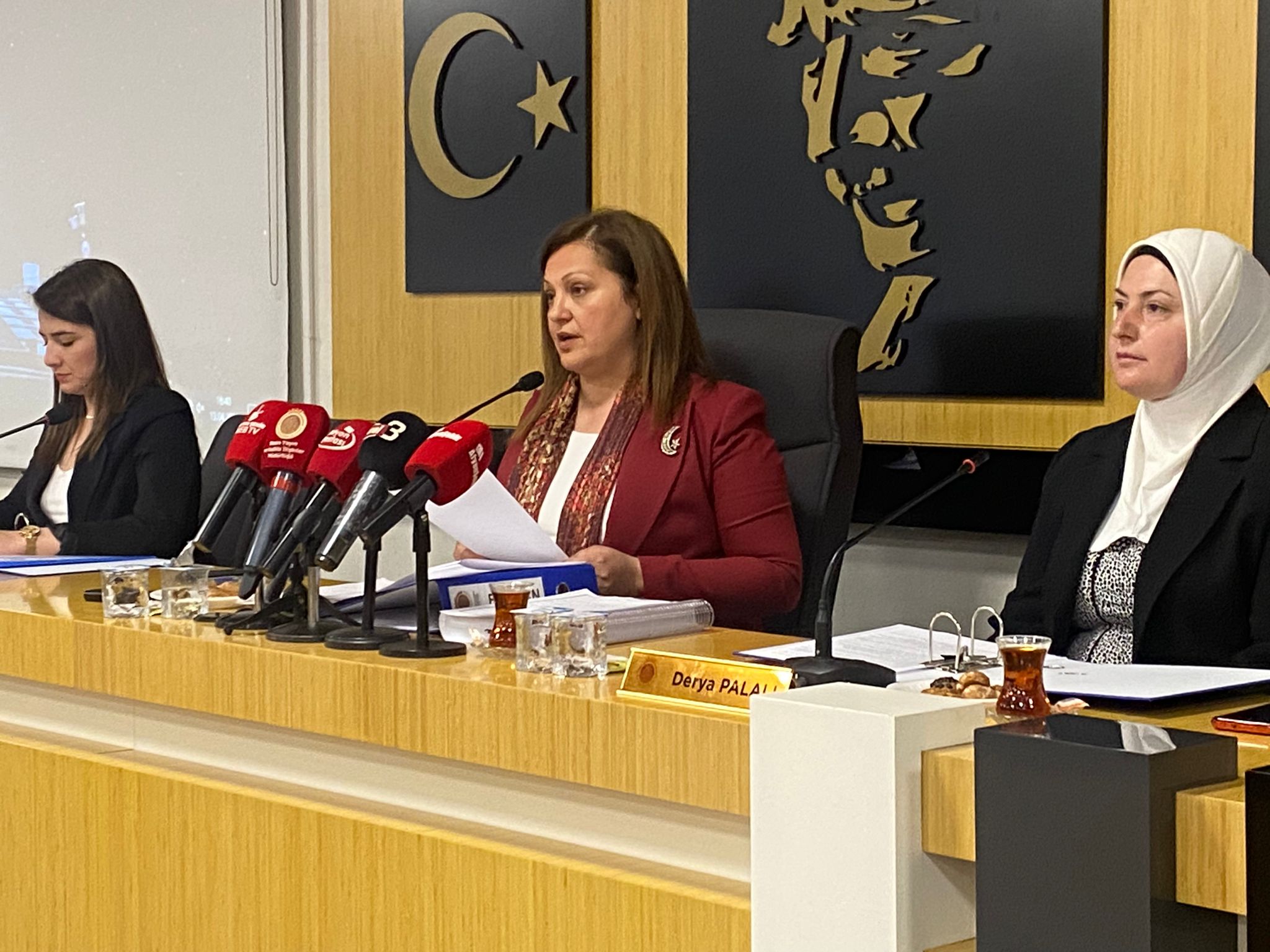 Belediye Tarihinde İlk Yaşandı Kadın Başkan'ın Başkanlığında Toplantı Başladı