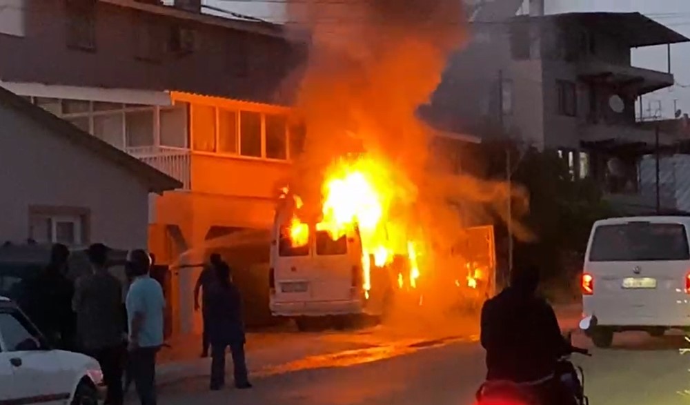 Yangın Minibüste Başladı Yol Üzerindeki Binaya Sıçradı