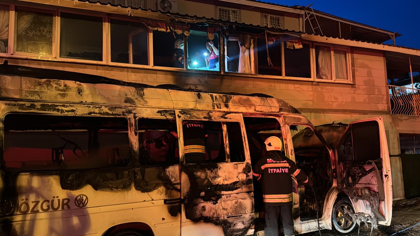 Yangın Minibüste Başladı Yol Üzerindeki Binaya Sıçradı