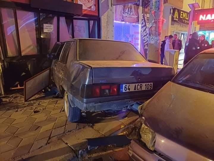 Kontrolden Çıkan Otomobil Dükkana Daldı