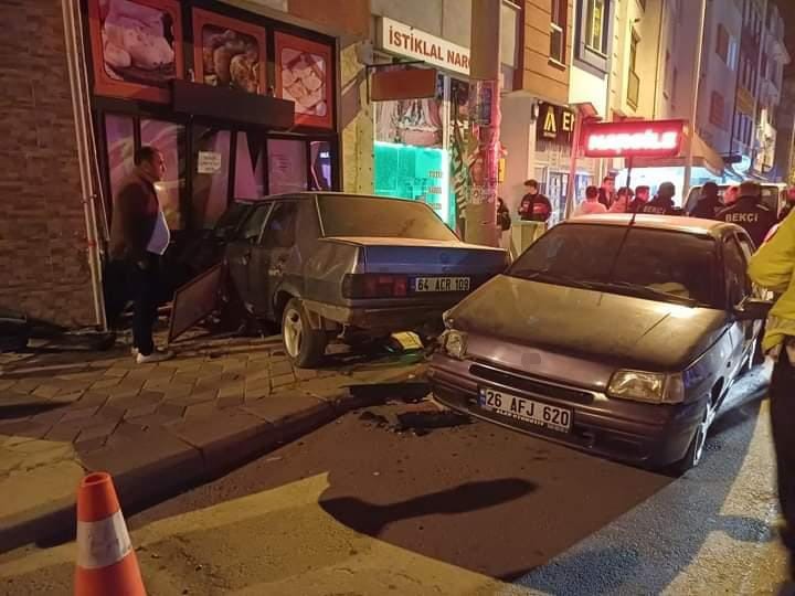Kontrolden Çıkan Otomobil Dükkana Daldı