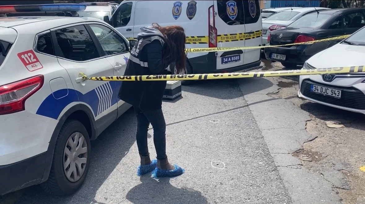 Silahlı "Tost Ücreti" Kavgası Kamerada: Büfeci Müşteriyi Kovalayıp Bacağından Vurdu