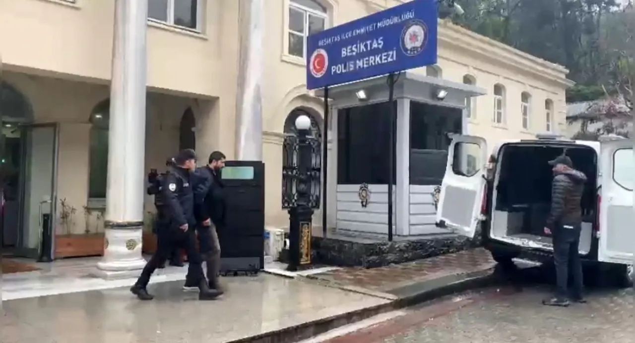 Silahlı "Tost Ücreti" Kavgası Kamerada: Büfeci Müşteriyi Kovalayıp Bacağından Vurdu