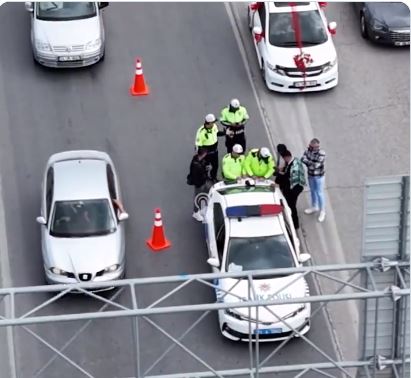 "Gelin Arabasının plakasını kapattı Polisleri tehdit etti