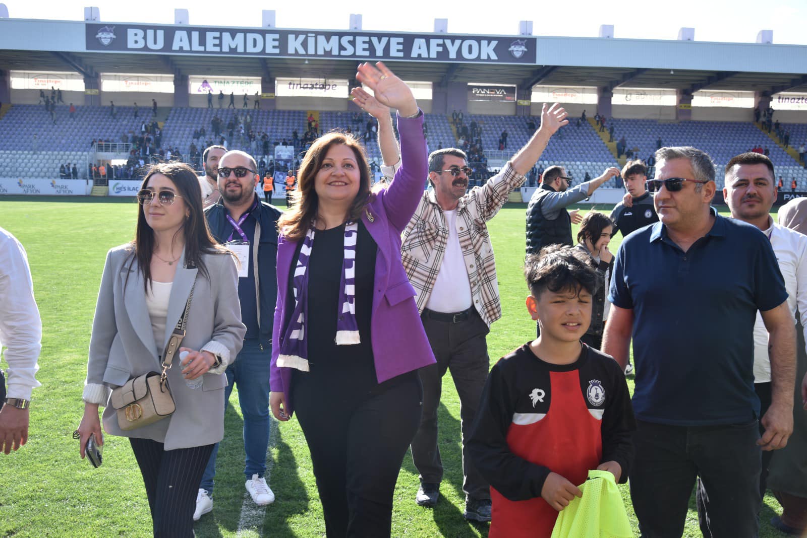 BAŞKAN KÖKSAL SON DÜDÜKLE SAHAYA İNDİ GALİBİYETİ KUTLADI