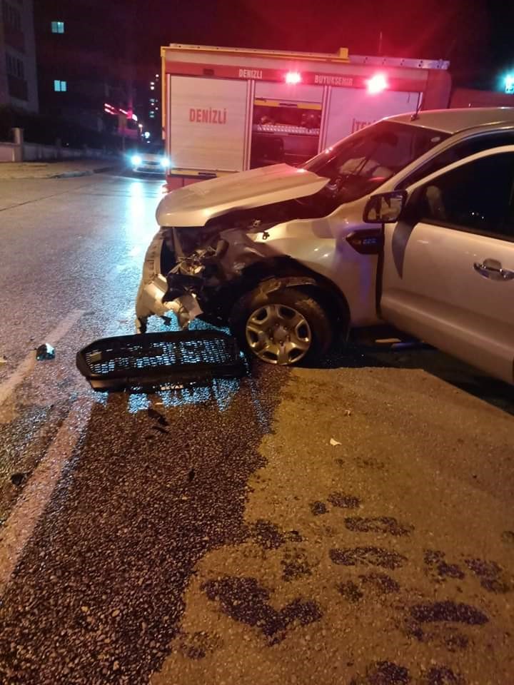 İki Otomobil Çarpıştı: 4 Yaralı