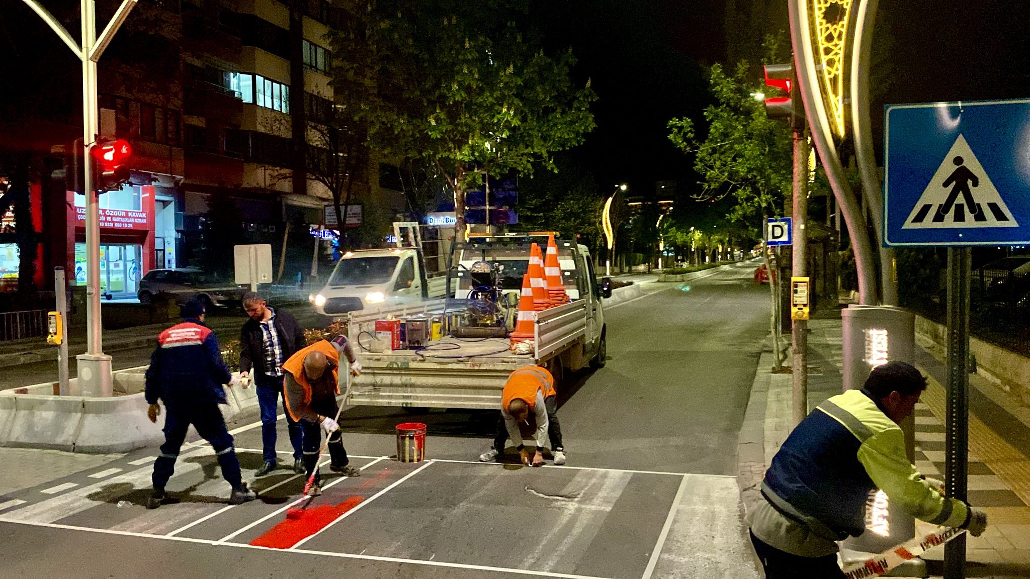 Afyonkarahisar Belediyesi Yol ve Asfalt Birimi Ekipleri Yaya Geçitlerini Boyuyor