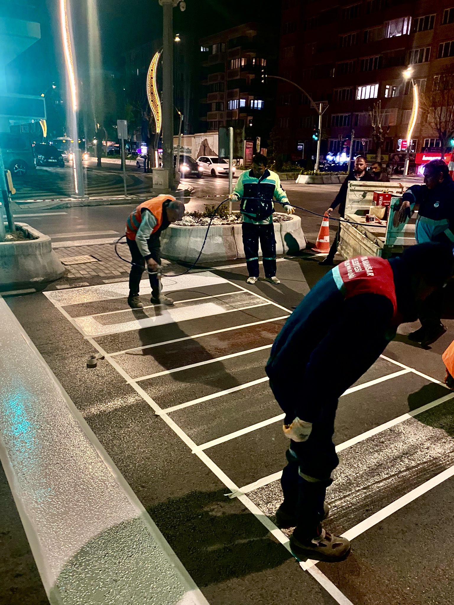 Afyonkarahisar Belediyesi Yol ve Asfalt Birimi Ekipleri Yaya Geçitlerini Boyuyor