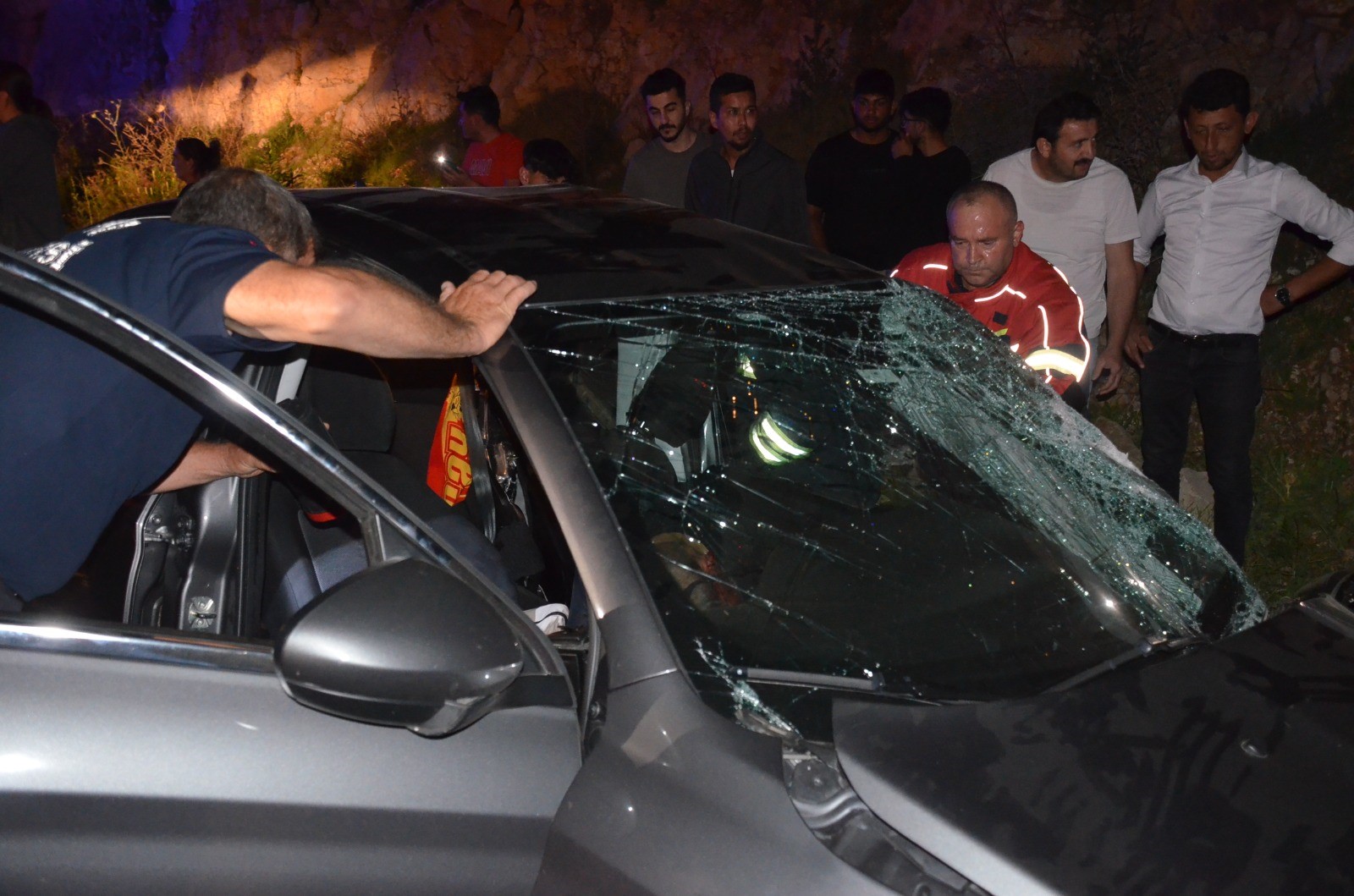 Yolcu Otobüsü Otomobille Çarpıştı: 4 Ölü