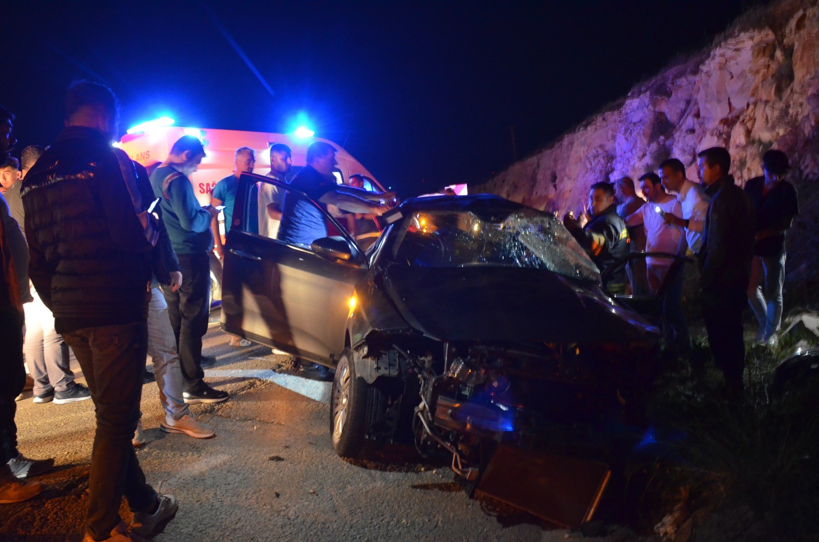 Yolcu Otobüsü Otomobille Çarpıştı: 4 Ölü