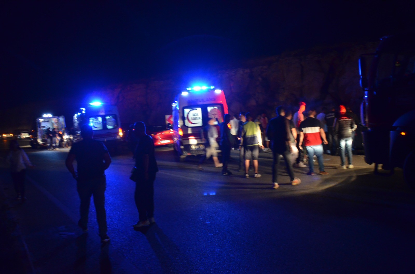 Yolcu Otobüsü Otomobille Çarpıştı: 4 Ölü