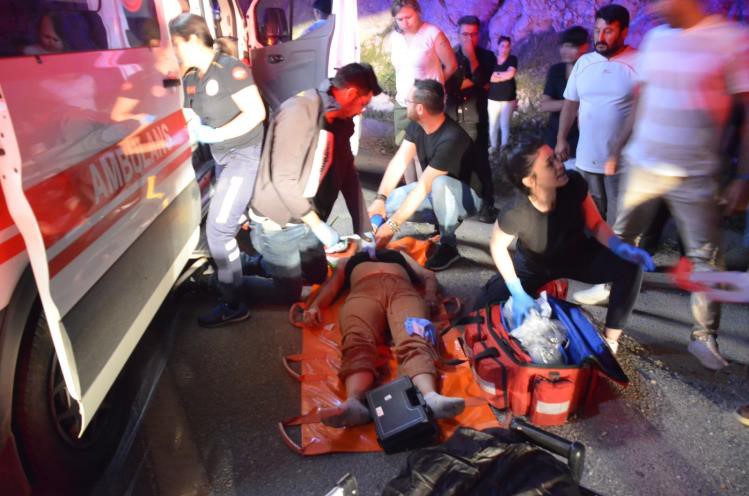 Yolcu Otobüsü Otomobille Çarpıştı: 4 Ölü