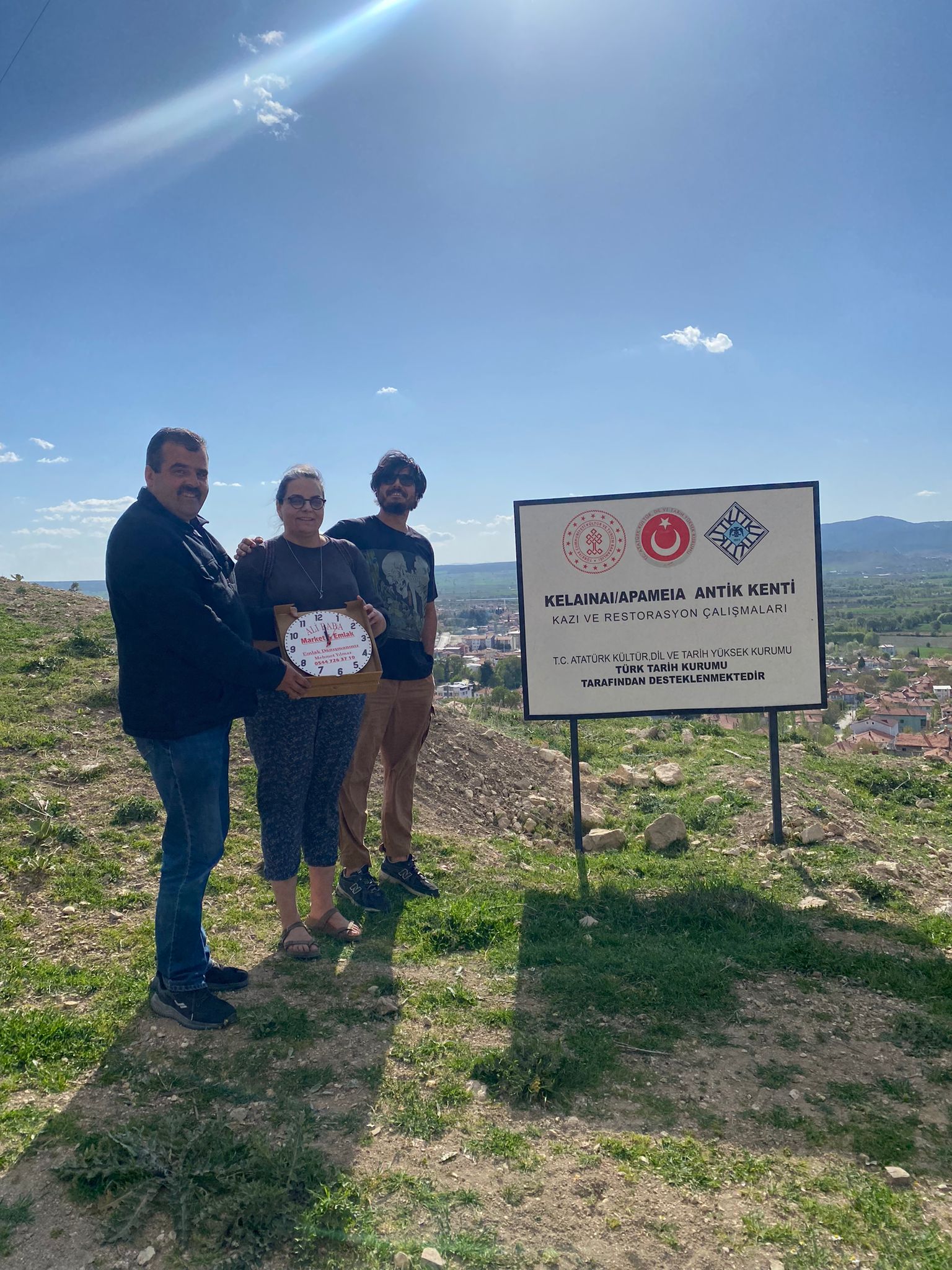 Kanadalı Tarih Profesörü ve Eşi  Dinar’da Antik Tiyatroyu Araştırdı