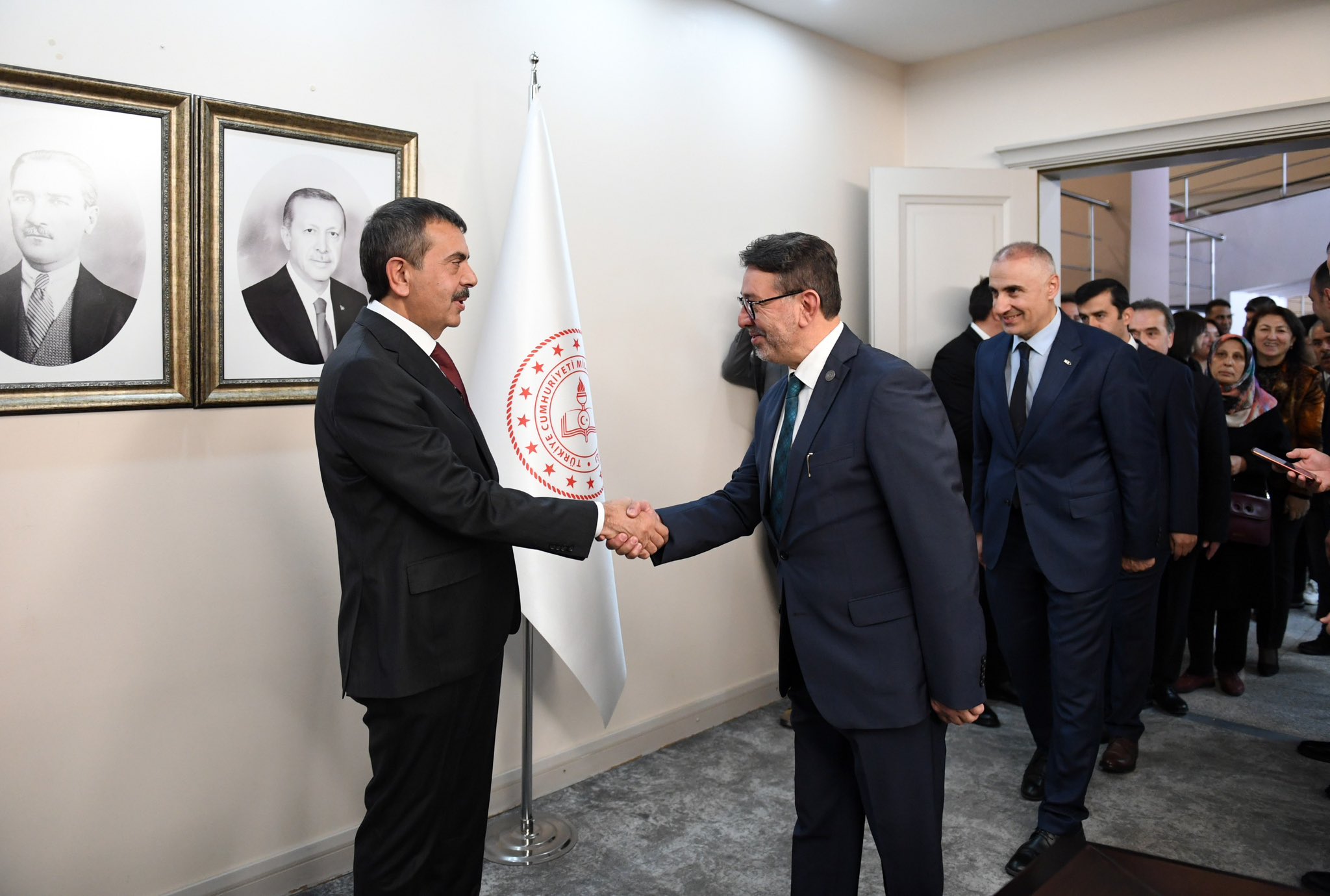 BAKAN TEKİN BAKANLIK PERSONELİ İLE BAYRAMLAŞTI