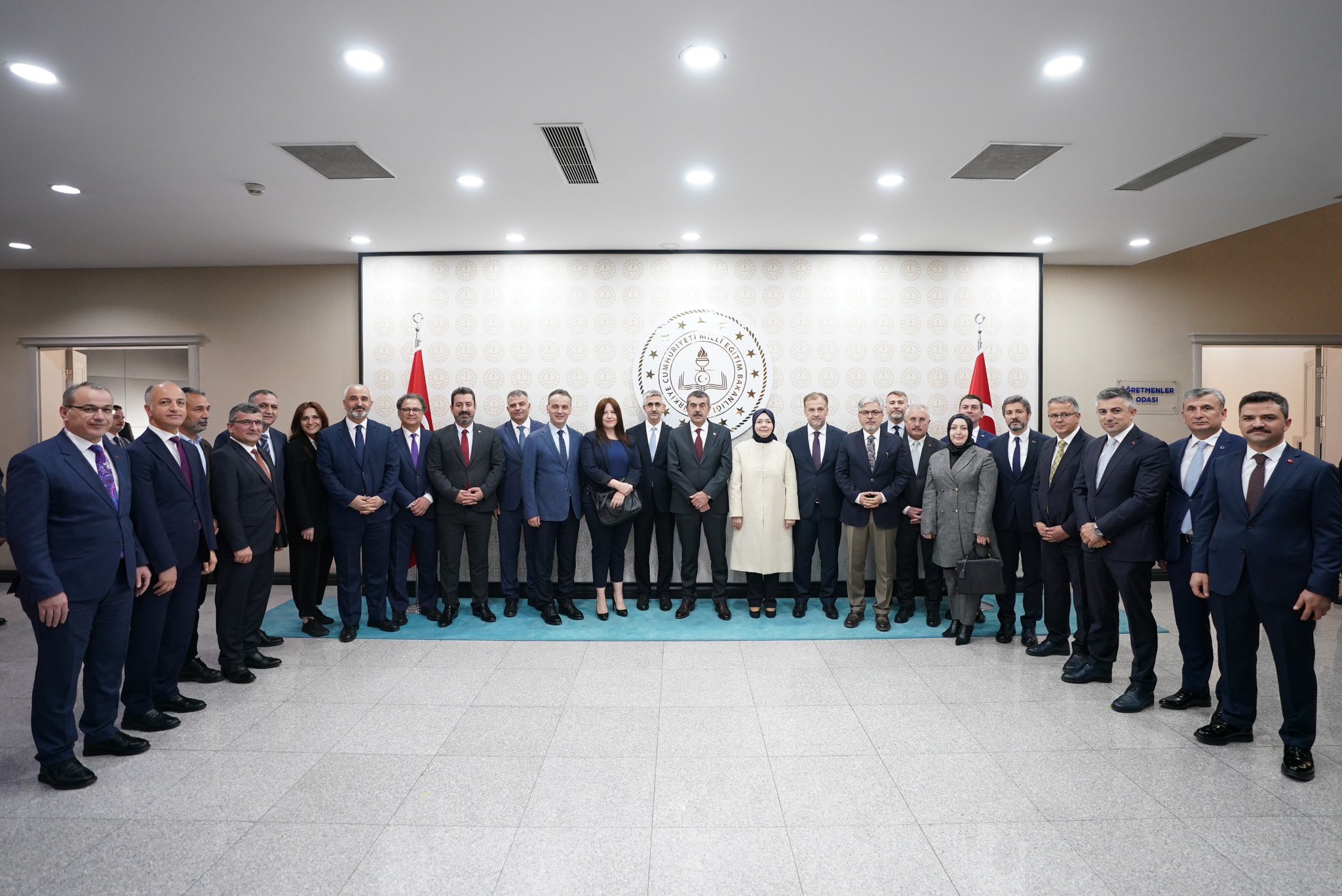 BAKAN TEKİN BAKANLIK PERSONELİ İLE BAYRAMLAŞTI