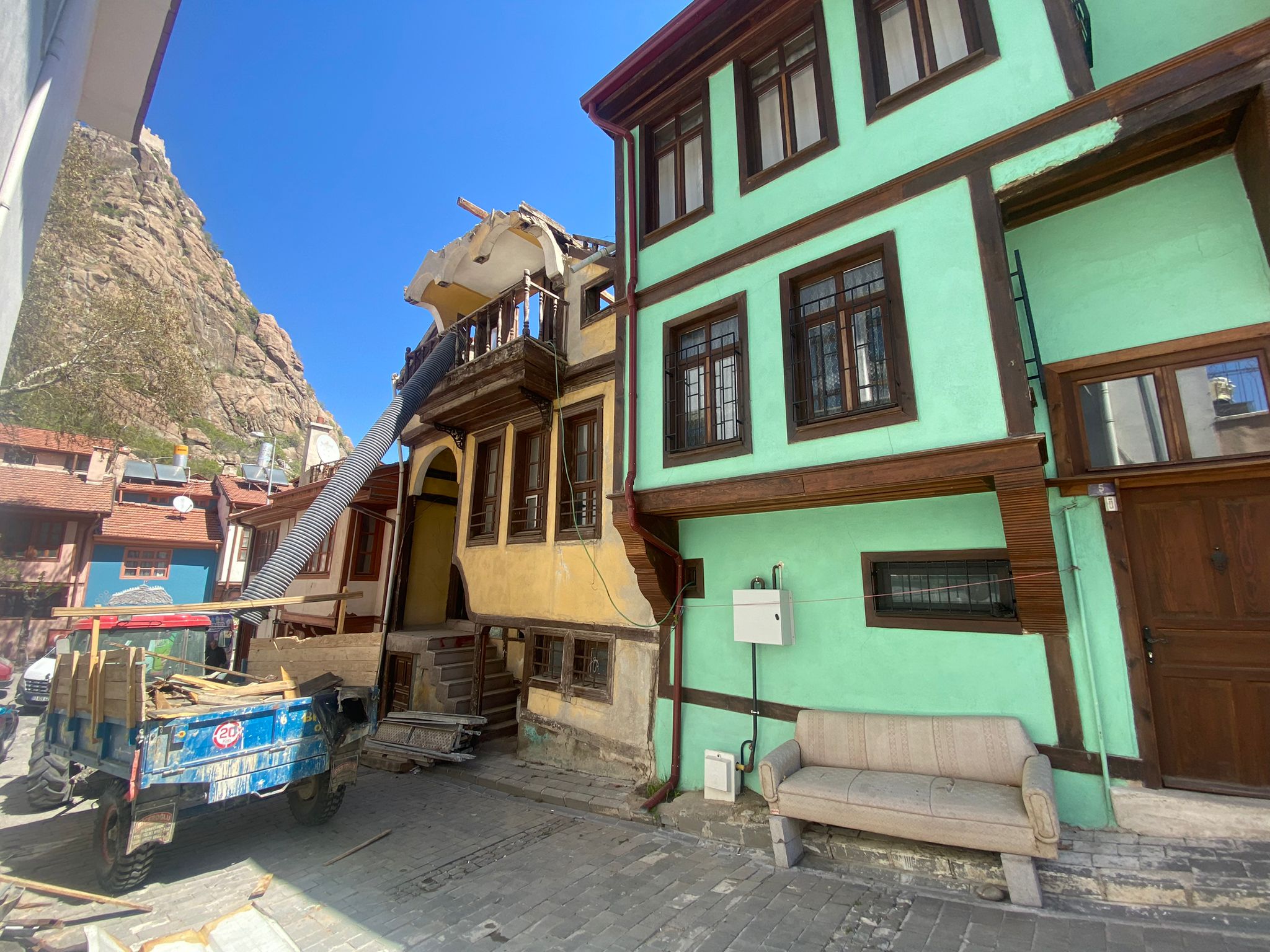 AFYONKARAHİSAR'DA TARİHİ SOKAKLAR "SAĞLIKLAŞIYOR"