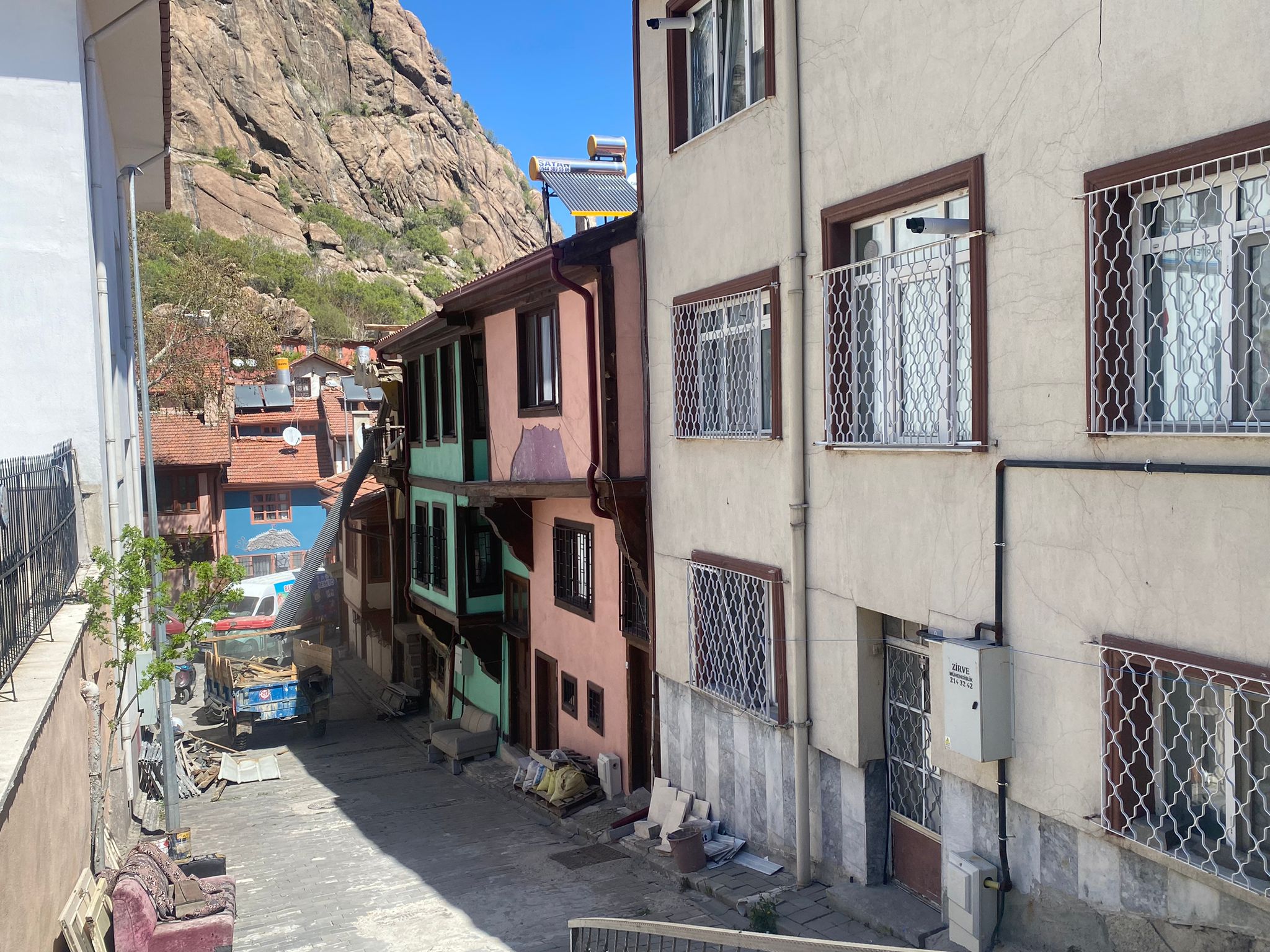 AFYONKARAHİSAR'DA TARİHİ SOKAKLAR "SAĞLIKLAŞIYOR"