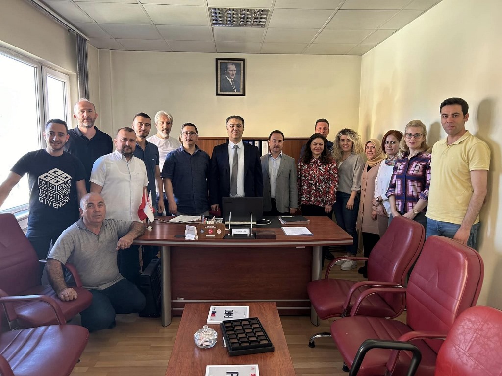MÜDÜR ÖZKAN PERSONEL İLE BAYRAMLAŞTI