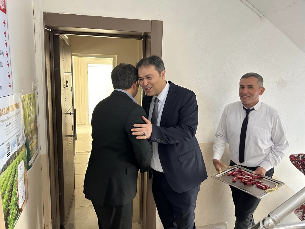 MÜDÜR ÖZKAN PERSONEL İLE BAYRAMLAŞTI