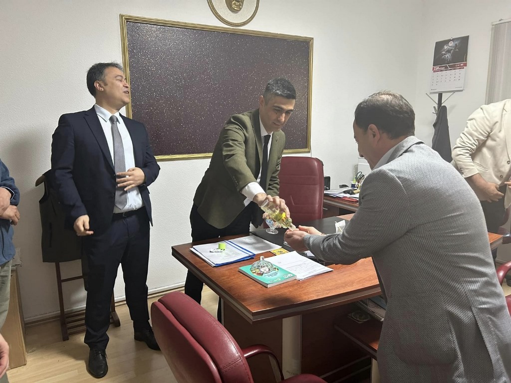 MÜDÜR ÖZKAN PERSONEL İLE BAYRAMLAŞTI