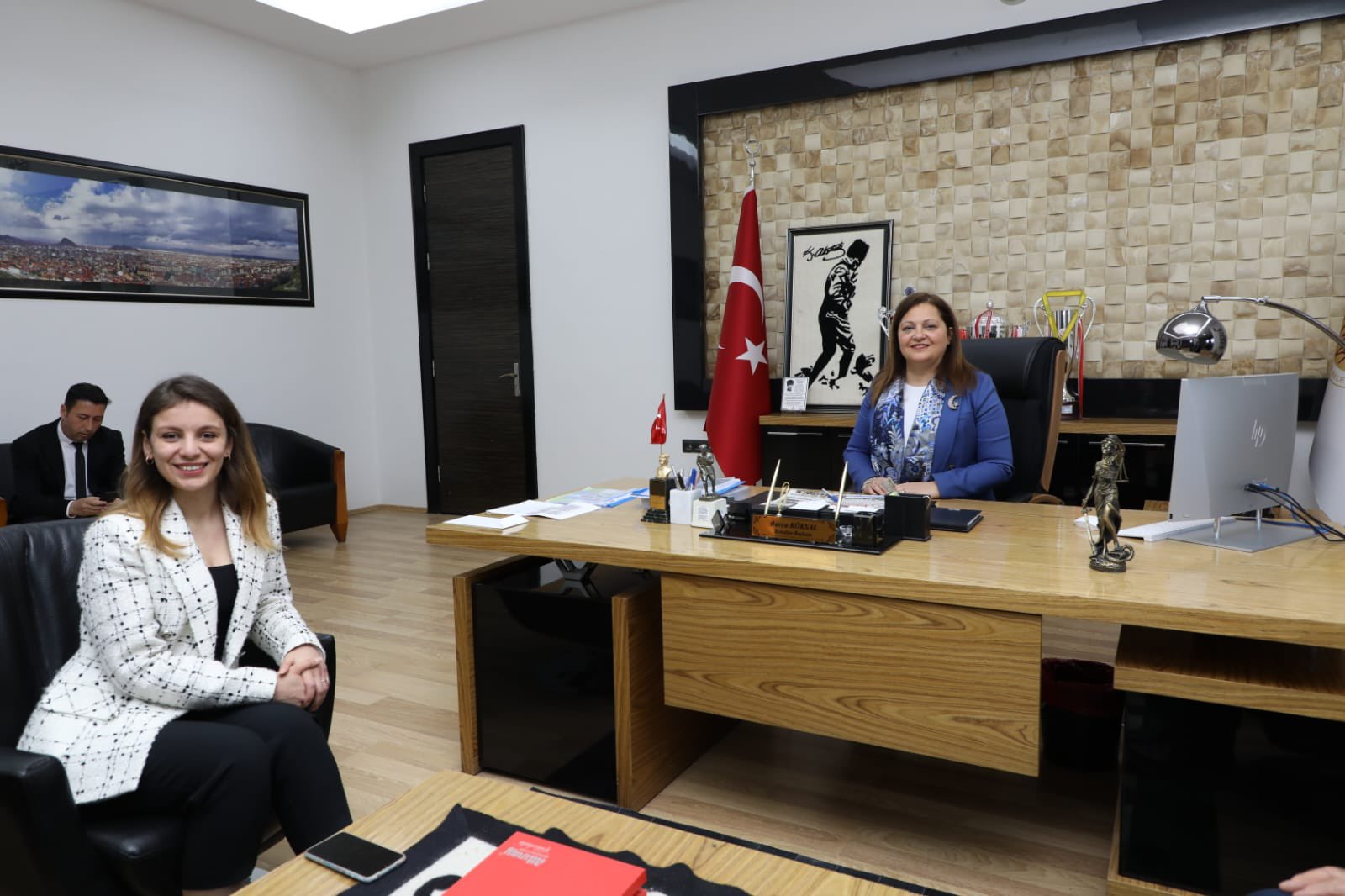 BAŞKAN KÖKSAL ARKASINA FOTOĞRAFI ASTI MASASINA HEYKELİ KOYDU