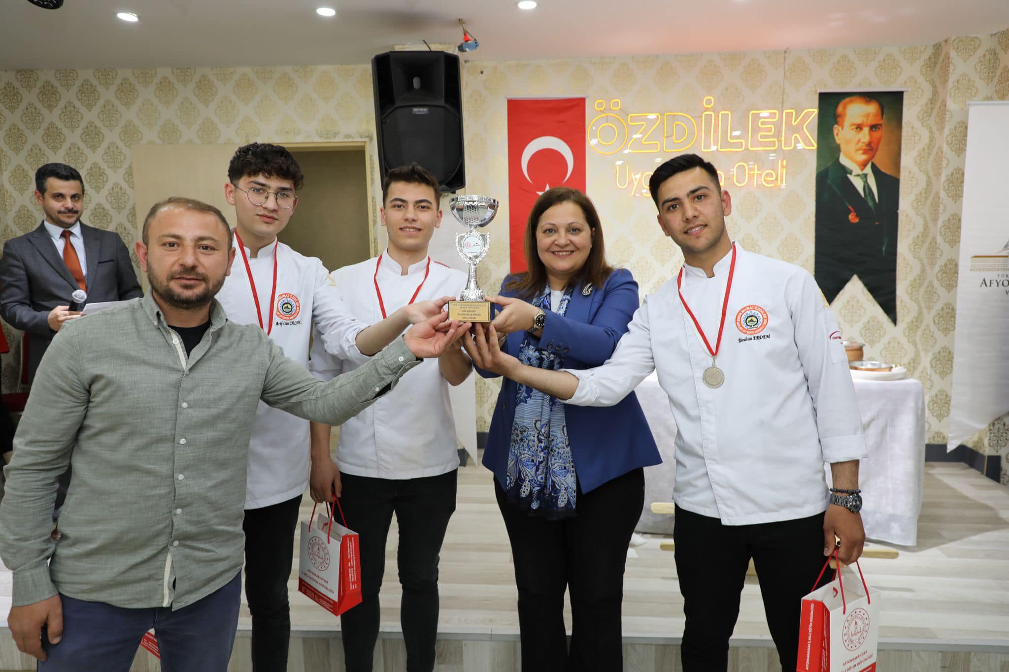 KÖKSAL'DAN GENÇLERE DESTEK SÖZÜ