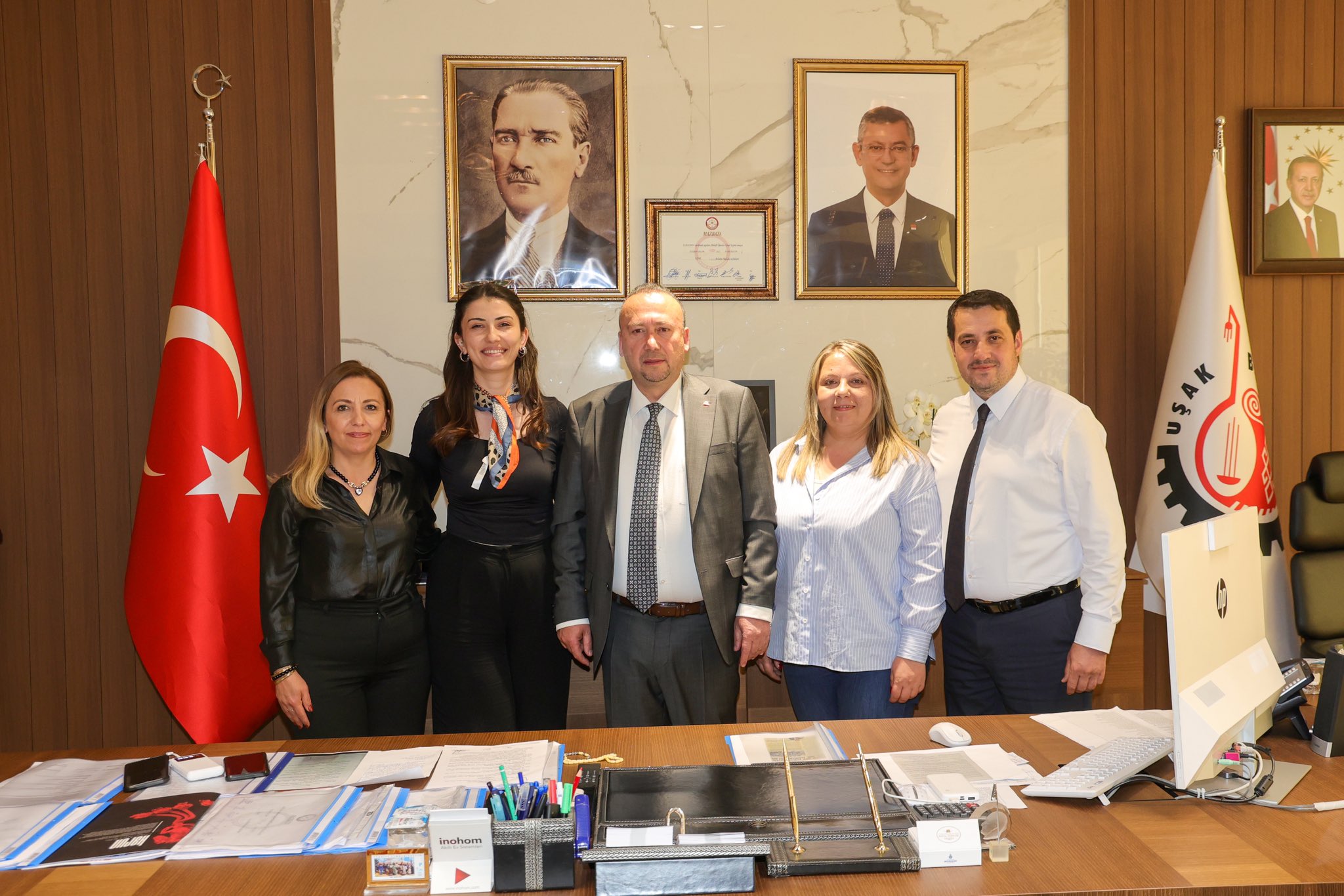 Uşak Belediye Başkanı Özkan Yalım, Hayırlı Olsun Ziyaretine Gelen Hemşehrilerini Makamında Ağırlıyor