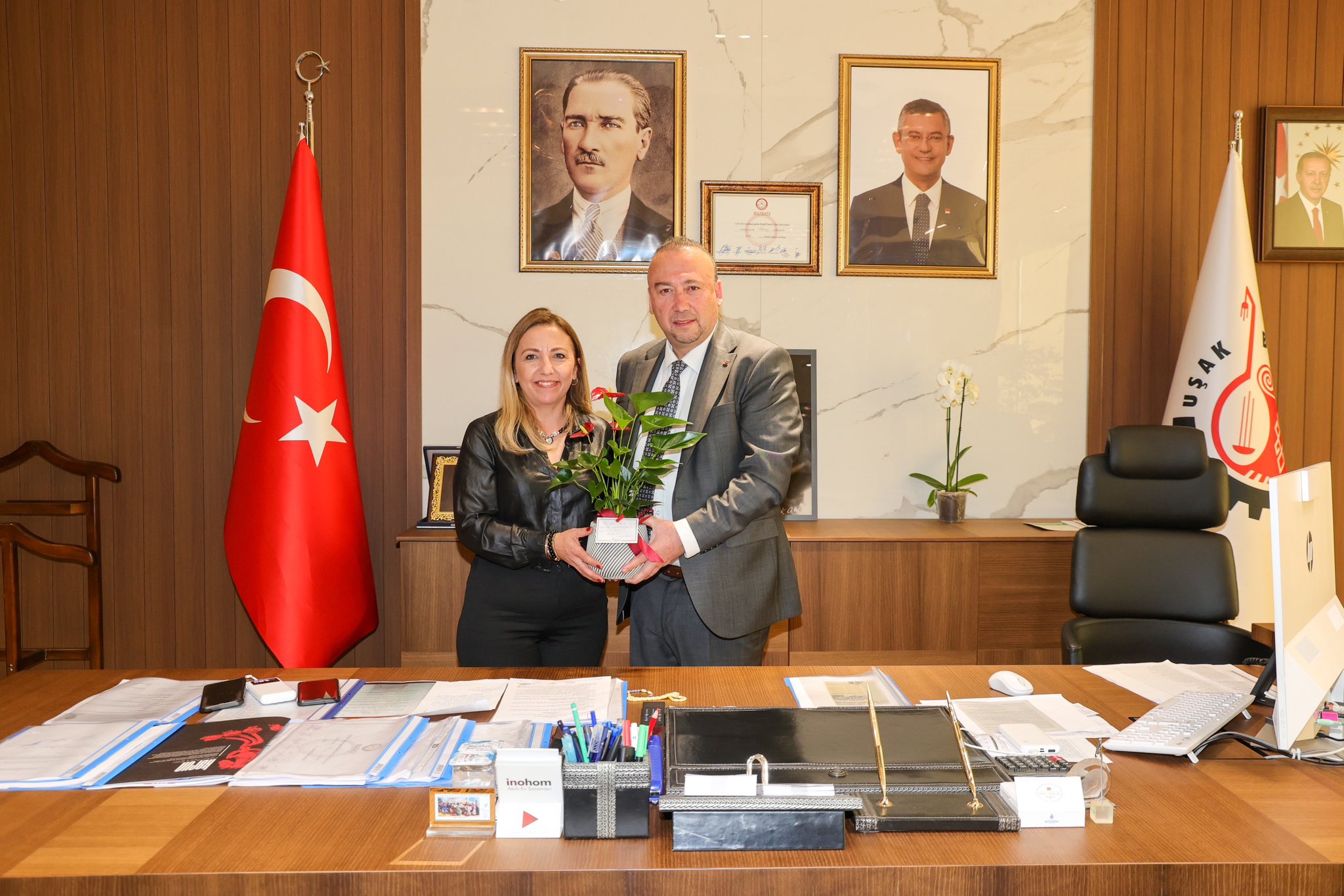 Uşak Belediye Başkanı Özkan Yalım, Hayırlı Olsun Ziyaretine Gelen Hemşehrilerini Makamında Ağırlıyor